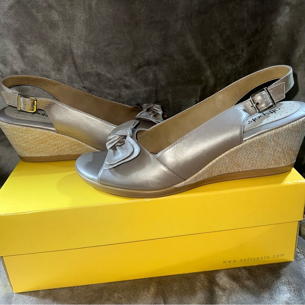 SOFTSPOTS WEDGE SANDAL